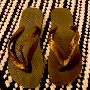 Havianas gold worn in photo shoot -